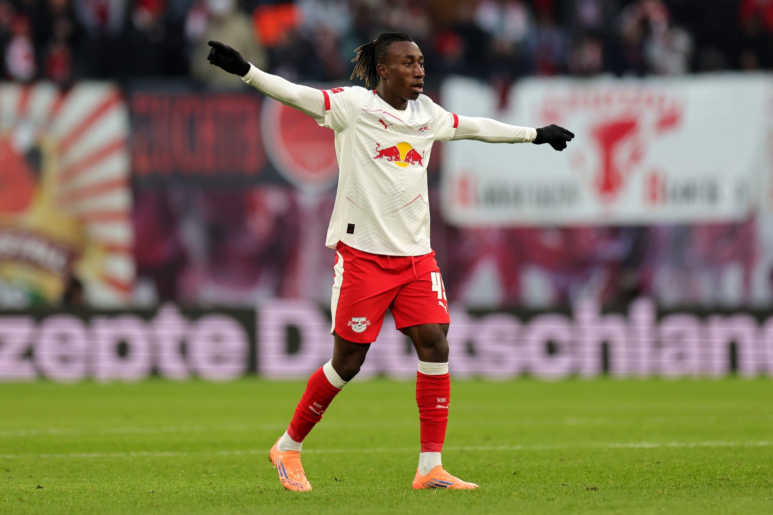 Bản tin Barcelona 13/12: Lewandowski sẵn s&agrave;ng giảm lương để ở lại; Barca bị h&eacute;t gi&aacute; 100 triệu euro sao trẻ Bundesliga - Ảnh 2