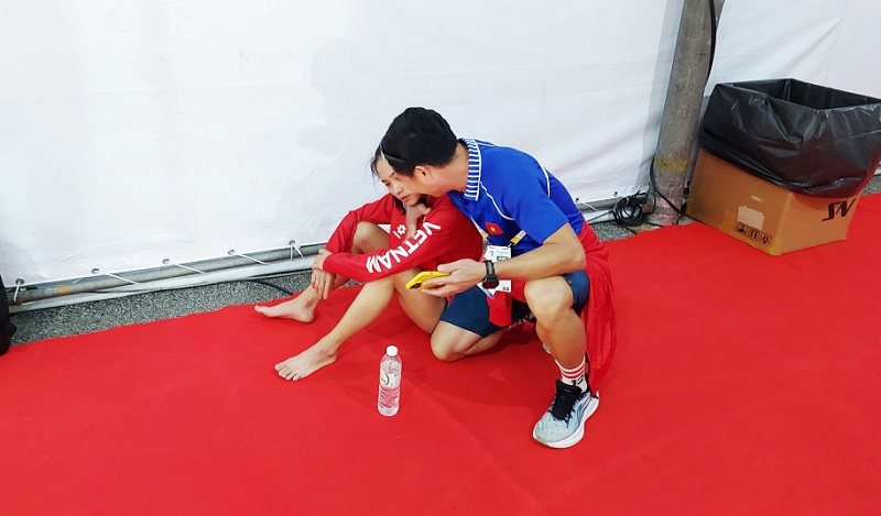 Marathon SEA Games 33 đầy khắc nghiệt: Hai VĐV Việt Nam nhập viện giữa đường đua - Ảnh 1