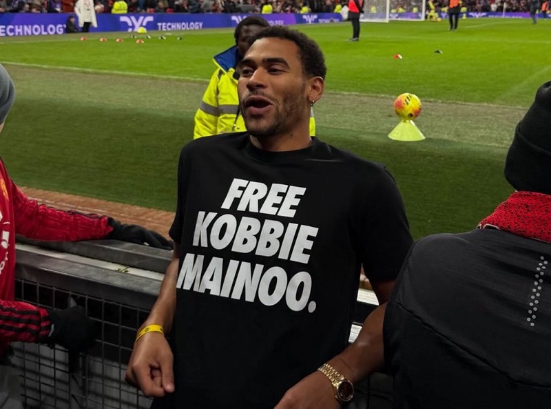 Anh trai của Mainoo mặc chiếc &aacute;o in nội dung c&ocirc;ng k&iacute;ch MU khiến fan Quỷ đỏ n&oacute;ng mặt! - Ảnh 1