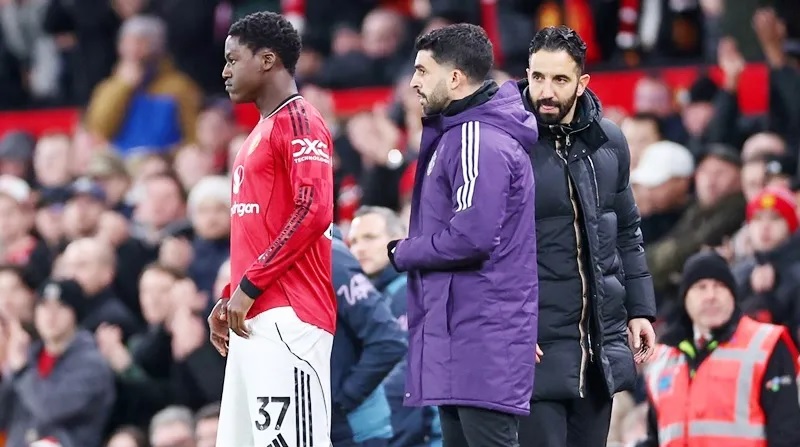 Anh trai của Mainoo mặc chiếc &aacute;o in nội dung c&ocirc;ng k&iacute;ch MU khiến fan Quỷ đỏ n&oacute;ng mặt! - Ảnh 2