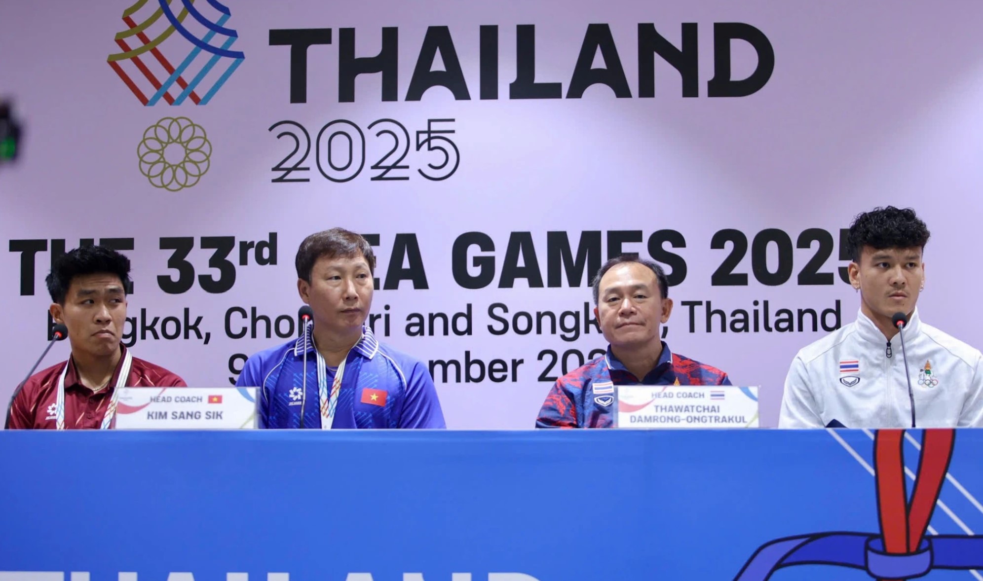 Đối lập với HLV U22 Th&aacute;i 'nổ' mạnh l&agrave; một Kim Sang Sik b&igrave;nh thản v&agrave; khi&ecirc;m tốn