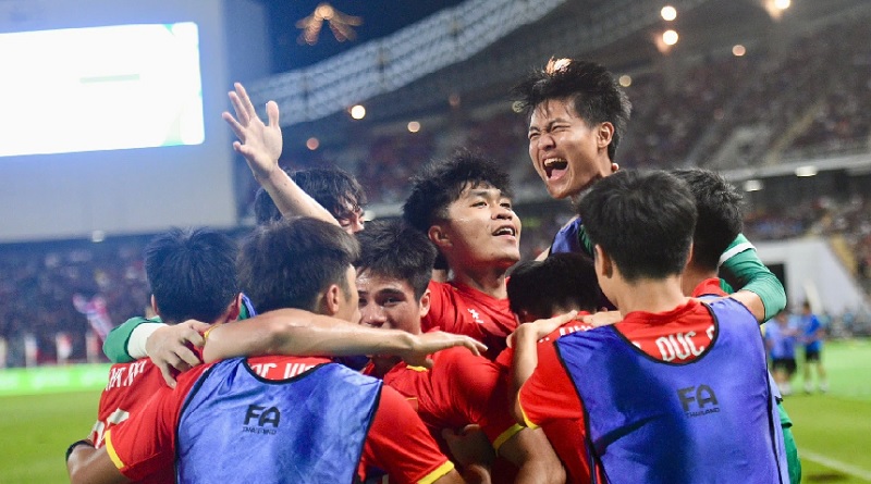 CĐV Indonesia v&agrave; Malaysia tranh luận r&ocirc;m rả sau m&agrave;n ngược d&ograve;ng kinh điển của U22 Việt Nam - Ảnh 1