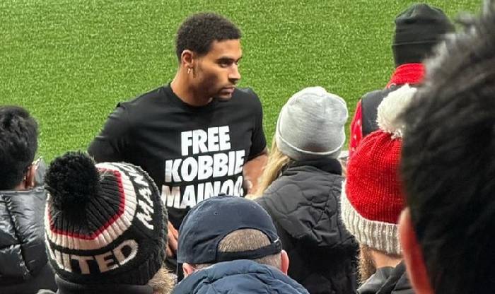 Anh trai của Mainoo mặc chiếc áo in nội dung công kích MU khiến fan Quỷ đỏ nóng mặt!