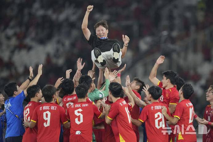Trước chung kết SEA Games, truyền thông Hàn Quốc gửi lời nhắn đầy ý nghĩa đến HLV Kim Sang Sik